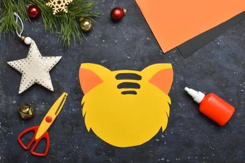 Detailed step-by-step instructions for making tiger masks from paper for chil Foto stock