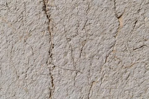Detailed texture of cracked eggshell white rough stone surface Foto stock