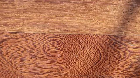 Detailed texture of solid wood with organic grain and rich color variation,.. Stockfoto's