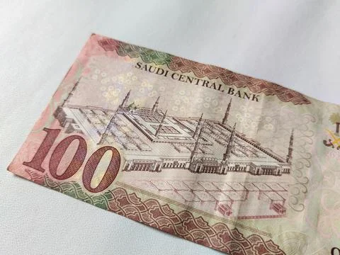 Detailed view of the back side of the Saudi Arabian 100 Riyals banknote with a  Stock Photos