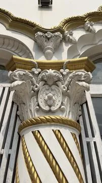 Detailed view of a classical architectural column capital featuring elaborate Foto stock