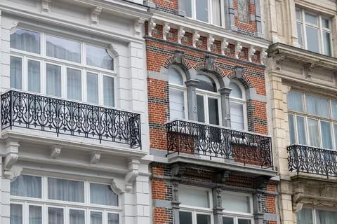 Detailed view of a classically designed brick facade with white window frames 库存照片