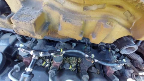 Detailed view of cleaning car engine components from debris Vídeos de archivo 333779914