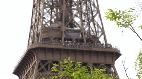 Detailed view of the Eiffel Tower observation deck with tourists in Paris Vídeos de archivo 334360832
