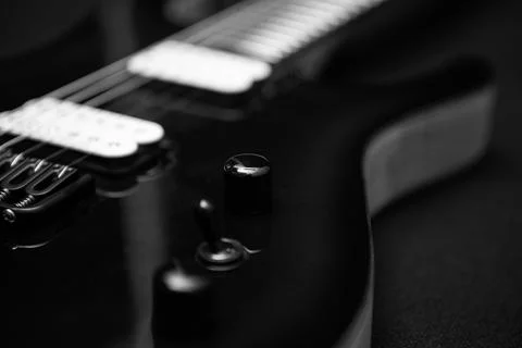 Detailed view of electric guitar knobs, strings, and pickups Foto stock