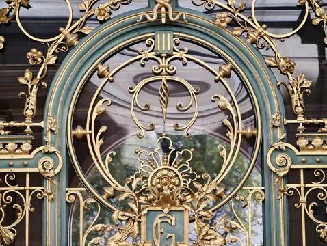 Detailed view of elegant iron gate adorned with baroque motifs and polished.. Foto stock