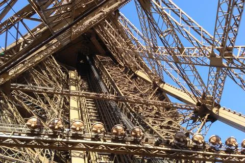 Detailed view of the framework of the Eiffel Tower from below, Paris, France Foto stock