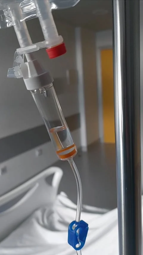 Detailed View of Intravenous Saline Solution Dripping in Hospital IV Drip Ch Vídeo Stock 341475386