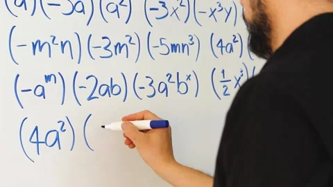 Detailed view of a male solving algebraic equations on an acrylic whiteboard Vídeo Stock 340583413