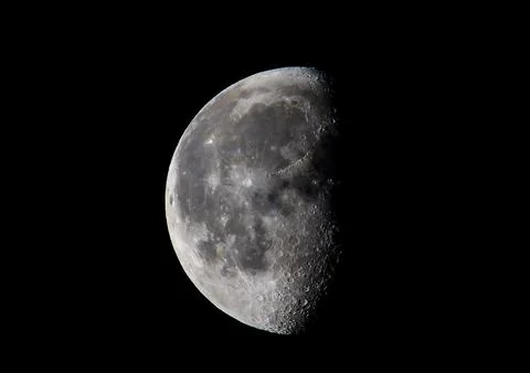Detailed view of the moon's surface showing craters and maria against a bla.. Fotos de archivo