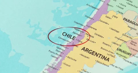 Detailed view of a red circle marking to chile on a modern political world map Vídeos de archivo 348178099