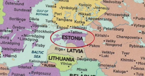 Detailed view of a red circle marking to estonia on a modern political world map Vidéo 348178155