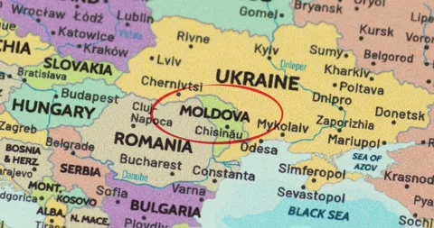 Detailed view of a red circle marking to moldova on a modern political world map Vídeo Stock 348178707