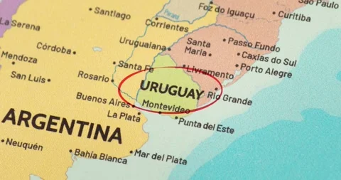 Detailed view of a red circle marking to uruguay on a modern political world map Vidéo 348178951