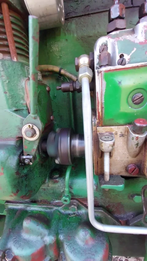Detailed view of a rotating mechanical part of a vintage diesel engine Vídeos de archivo 333642843