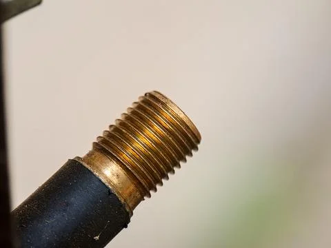 Detailed view showcasing the texture and pattern of a metallic screw thread.. Foto stock
