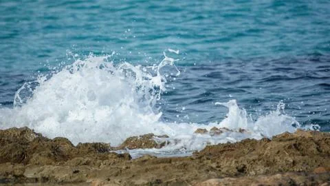 Detailed view of waves breaking on a stony beach Foto stock