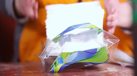 Detailed view of worker packing absorbent paper 库存影片 56541813