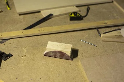 Details of carpentry workshop. Wooden objects on table. Table in workshop. Stockfoto's
