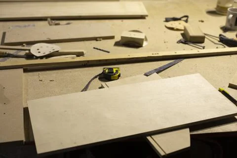 Details of carpentry workshop. Wooden objects on table. Table in workshop. Stockfoto's