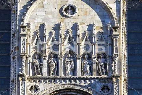 Details of exterior of Como Cathedral (Duomo di Como), Lombardy, Italy Stock Photos
