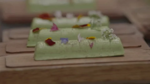 Details on green log cake with rack focus 库存影片 335703175
