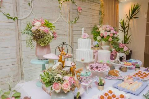 Details of luxurious table of sweets and birthday cake Foto stock