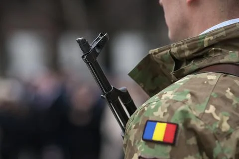 Details with the patch, uniform and weapon of a Romanian soldier during a p.. Stock-Fotos