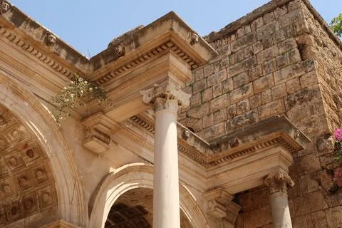 Details on the upper part of the Hadrians Gate, famous ancient roman monume.. Foto stock