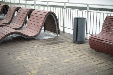 Details of urban environment. Objects in park. Empty seats in city. Foto stock