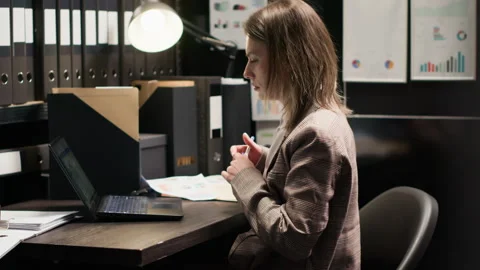 Detective at office workstation 스톡 동영상 252154130