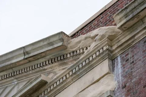 Deteriorating ornamental concrete elements, features, on an old building. Foto stock