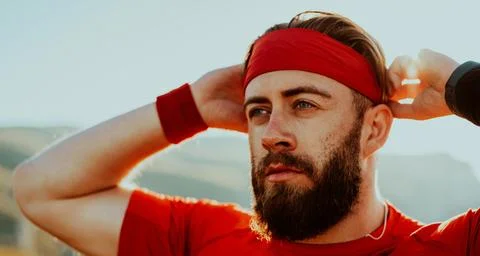 A determined athlete preparing for the start of training on the top of the Foto stock