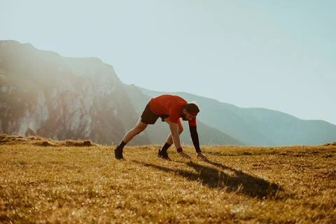 A determined athlete preparing for the start of training on the top of the Foto stock