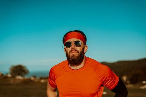 A determined athlete preparing for the start of training on the top of the Foto stock