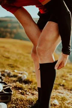 A determined athlete preparing for the start of training on the top of the Foto stock