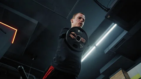 Determined disabled man lifting weight in gym 库存影片 322016401