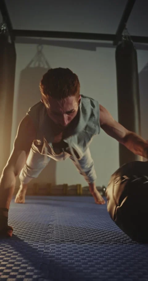 Determined man doing push ups 스톡 동영상 274332488