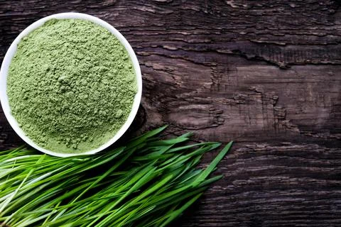 Detox Superfood Green Barley Sprout grass, bowl of Powder . Stock Photos