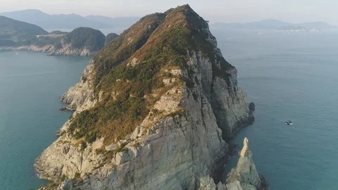 Deungdaeseom white lighthouse ridge panoramic near vertical view in Tongyeong 库存影片 85712983