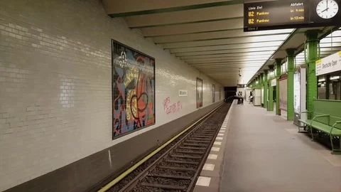 Deutsche Oper Ubahn platform and tracks, electronic display, U2, Pankow, clock Vídeos de archivo 77409240