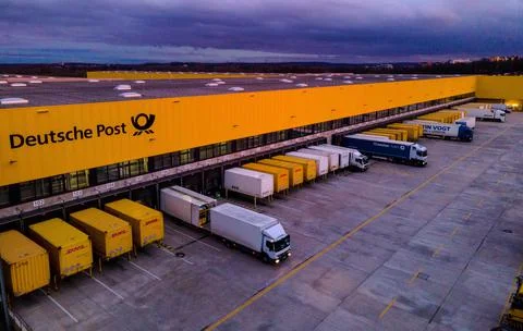 Deutsche Post DHL mega parcel centre in Bochum, Germany - 04 Dec 2020 Foto stock