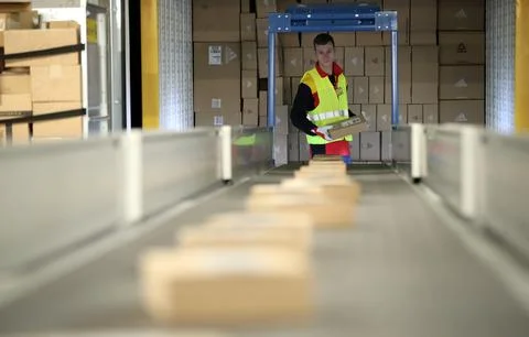 Deutsche Post DHL opens new mega parcel centre in Bochum, Germany - 18 Nov 2019 Foto stock