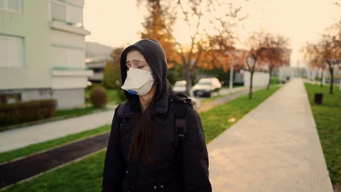 Devastated crying woman wearing a protective mask.Infected. 库存影片 127805342