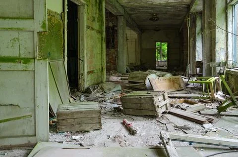 Devastation in corridor of abandoned school in exclusion zone of Chernobyl Foto stock