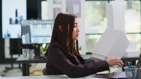 Developer analyzing 3d building model at realty office Vídeos de archivo 262996543