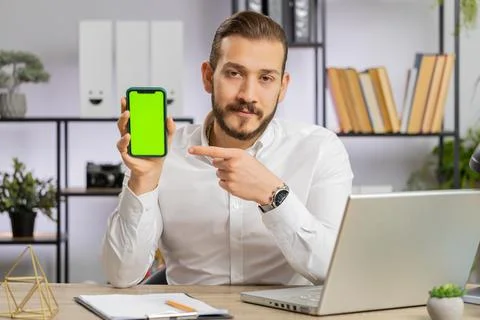 Developer business man hold smartphone with green screen chroma key recommend Foto stock