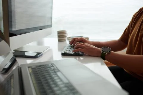 Developer Coding in Home Office Stockfoto's