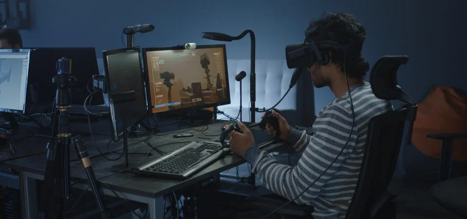 Developer controlling Mars rover Stockfoto's