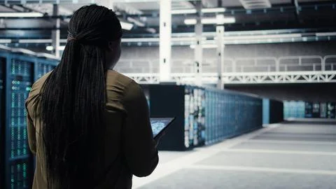 Developer doing data center automation using AI neural networks on tablet Stockfoto's
